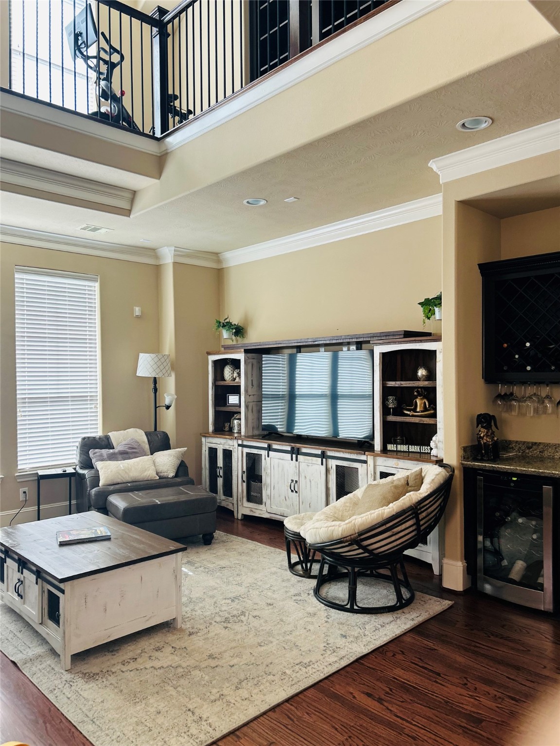 1049 West 22nd Street, Unit H Houston, TX 77008 - Photo 5 of 43 a living room with furniture and a wooden floor