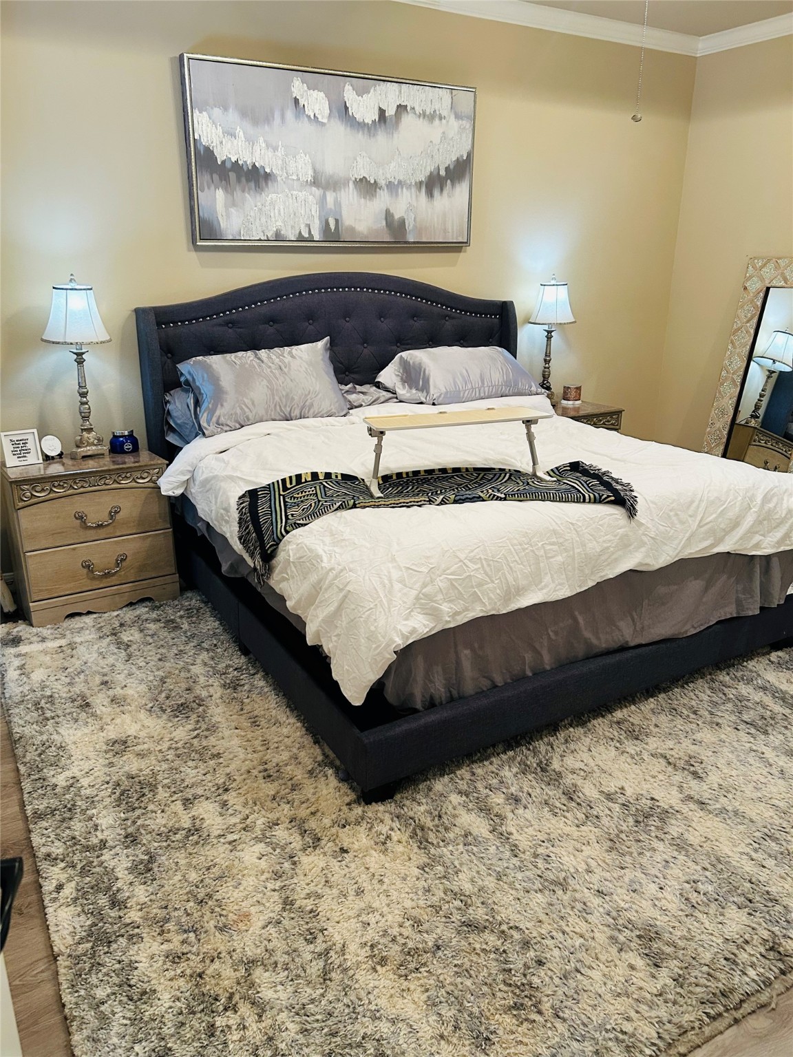 1049 West 22nd Street, Unit H Houston, TX 77008 - Photo 8 of 43 a bedroom with bed and painting on the wall