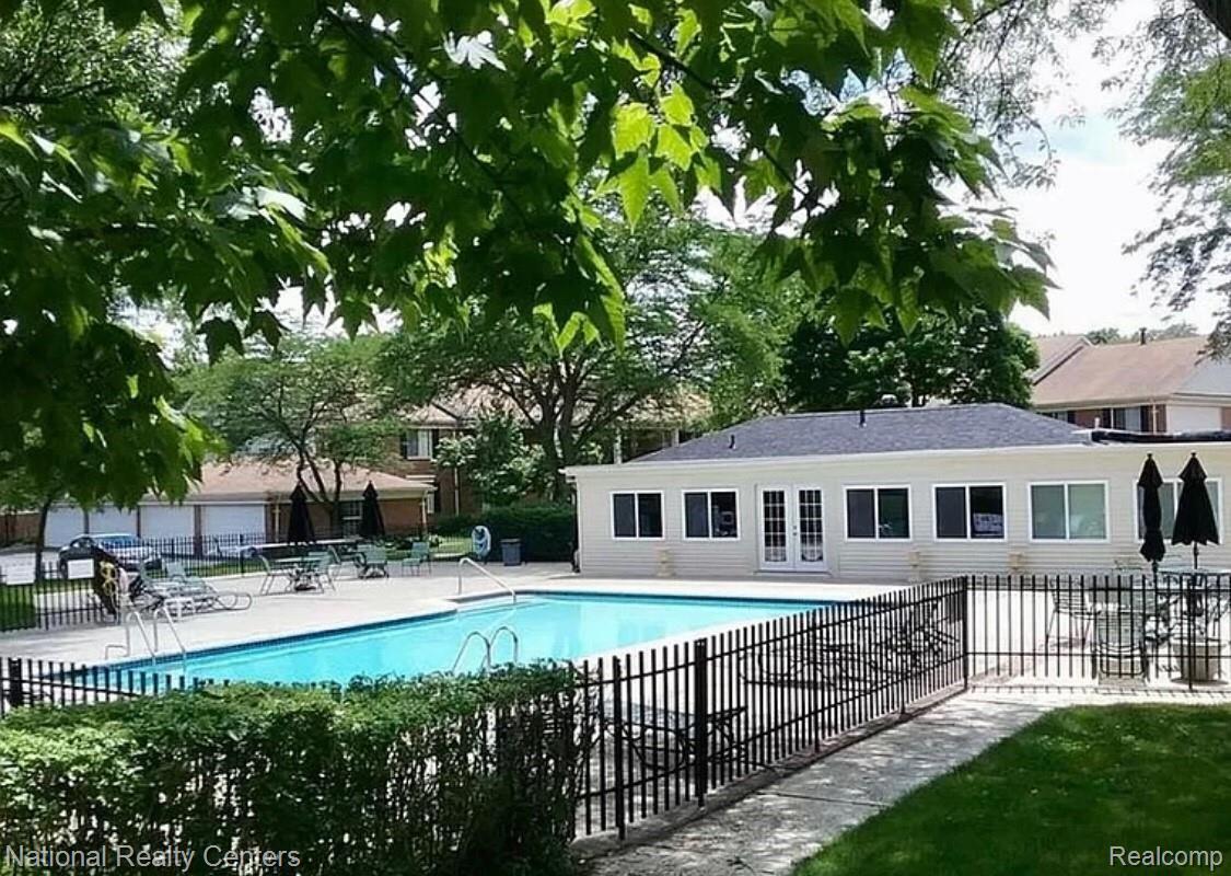29628 Middlebelt Road, Unit 2702 Farmington, MI 48334 - Photo 25 of 27 Club house with in door sauna