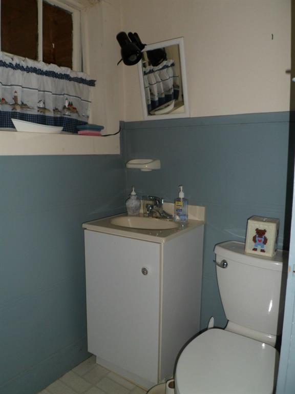 10 Lane's Island Road Vinalhaven, ME 04863 - Photo 9 of 14 First floor bath.