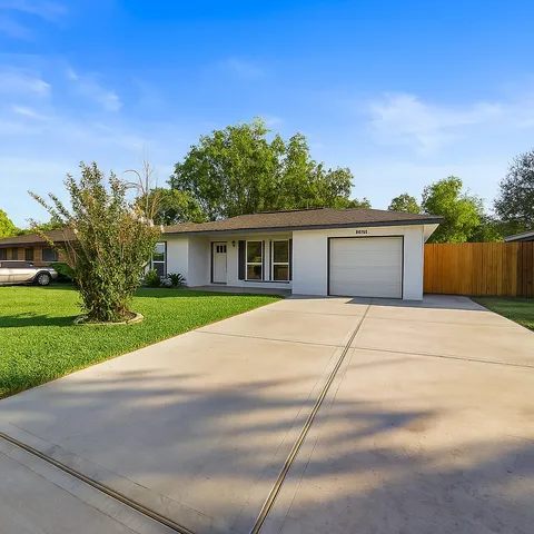 a view of a house with backyard and garden