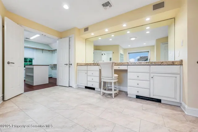 $889,000 | 922 Old Logger Road, Moscow, PA 18444