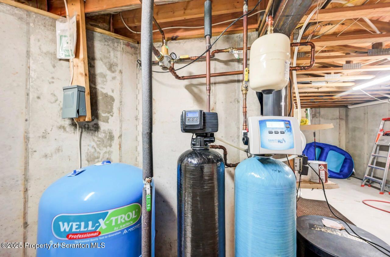 922 Old Logger Road Moscow, PA 18444 - Photo 80 of 93 a view of a room with gym equipment