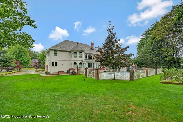 $889,000 | 922 Old Logger Road, Moscow, PA 18444