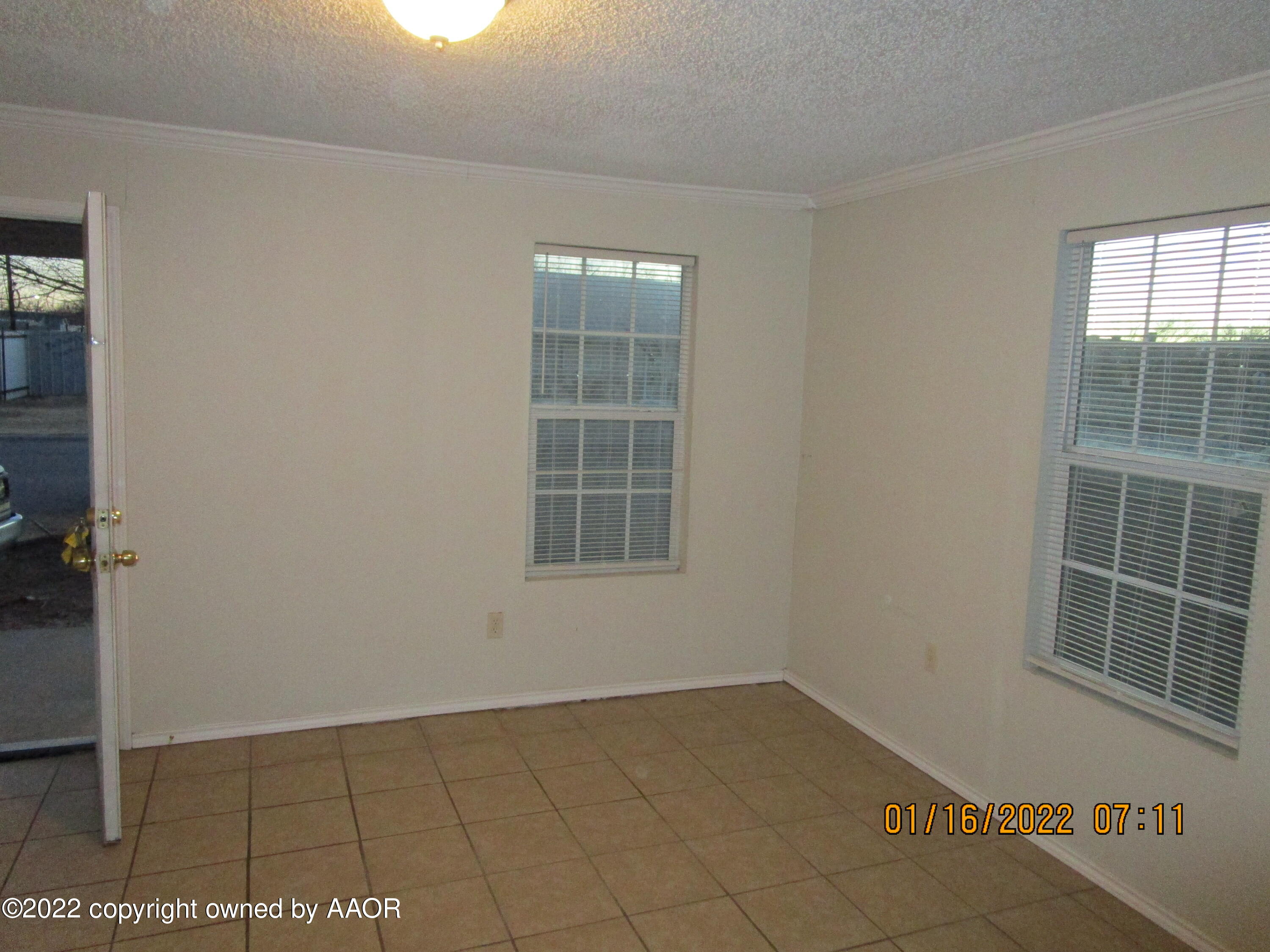 711 Wichita Avenue Amarillo, TX 79107 - Photo 2 of 6 an empty room with windows