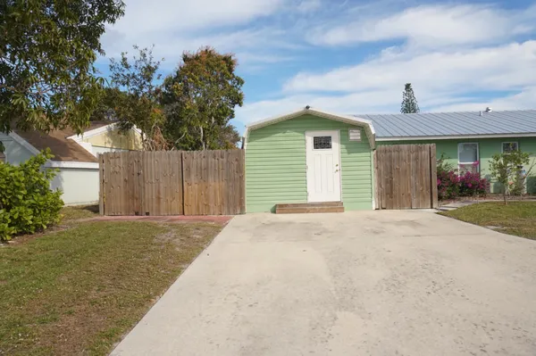 a view of a house with a yard and plants
