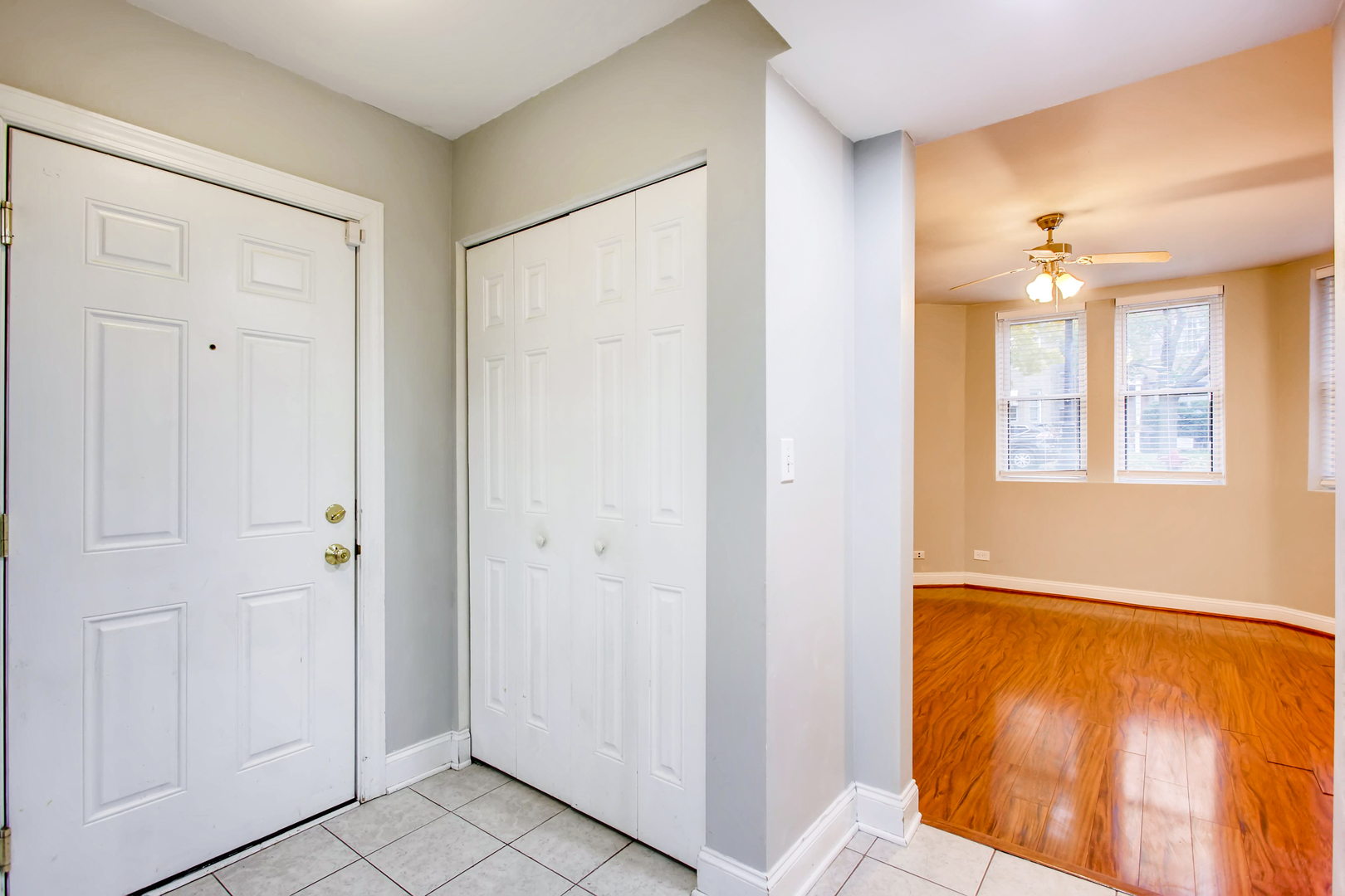 702 Reba Place, Unit G2 Evanston, IL 60202 - Photo 7 of 12 a view of an entryway