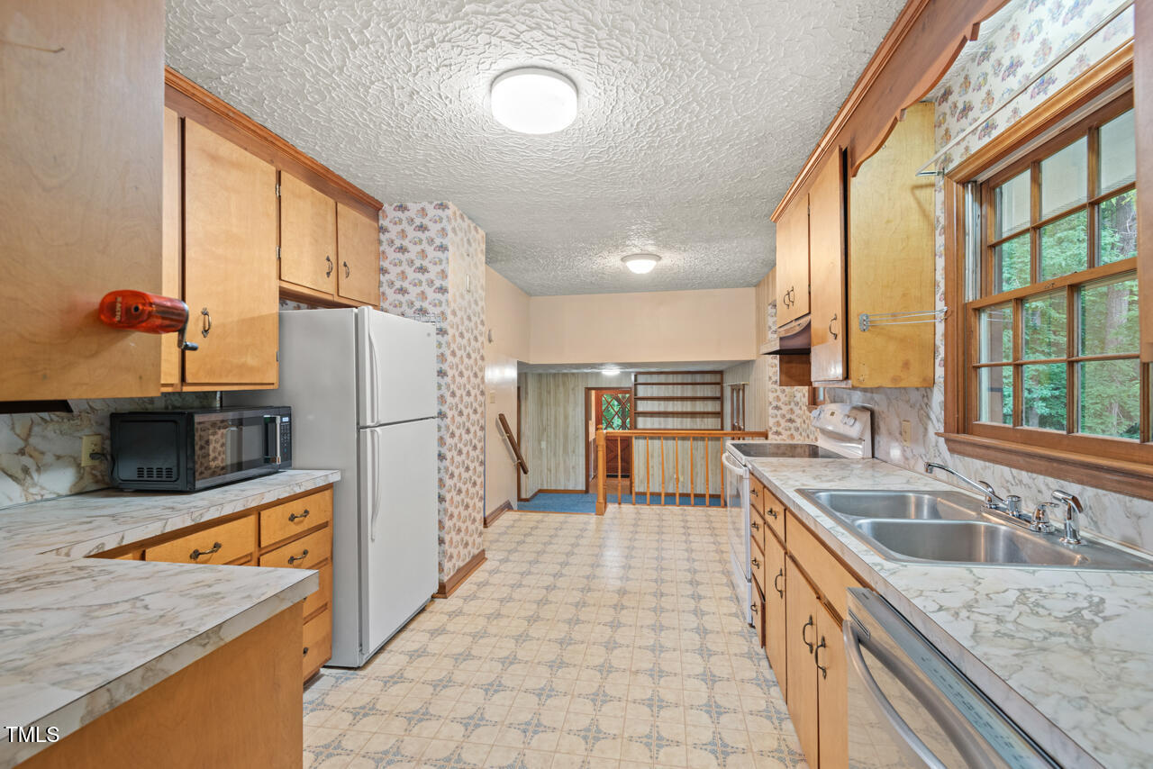 502 Hiddenbrook Drive Durham, NC 27703 - Photo 9 of 37 09