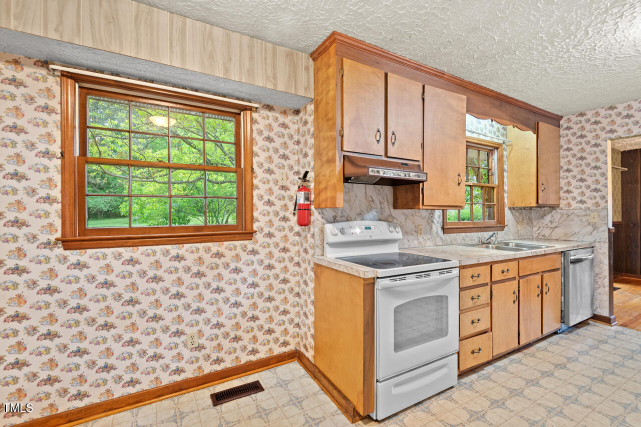 502 Hiddenbrook Drive Durham, NC 27703 - Photo 10 of 37 10