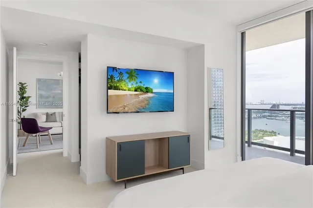 $1,275,000 | 601 Northeast 1st Street, Unit 2716, Miami, FL 33132