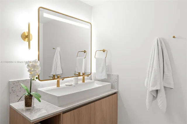 $1,275,000 | 601 Northeast 1st Street, Unit 2716, Miami, FL 33132