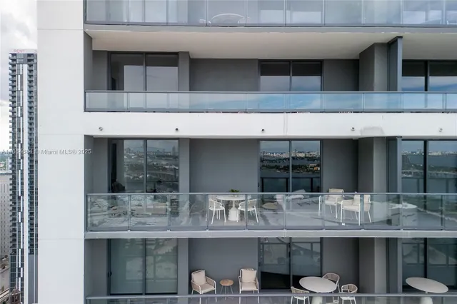 $1,275,000 | 601 Northeast 1st Street, Unit 2716, Miami, FL 33132