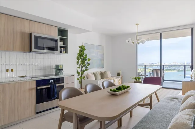 $1,275,000 | 601 Northeast 1st Street, Unit 2716, Miami, FL 33132