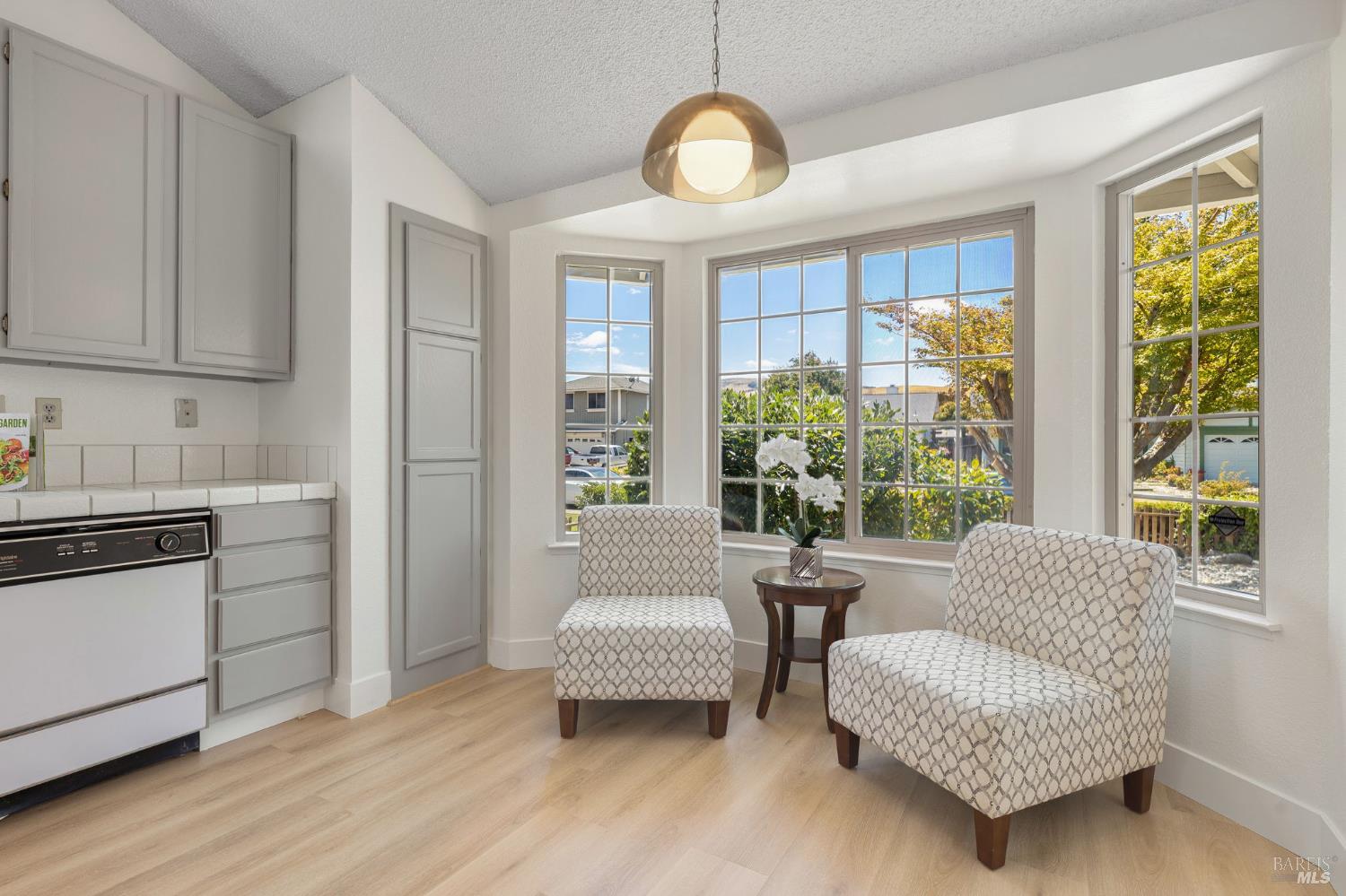 828 Stoneridge Circle Fairfield, CA 94534 - Photo 12 of 37 a living room with furniture and a large window