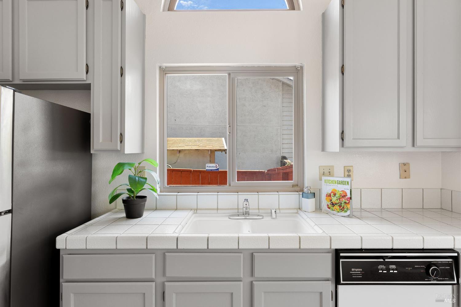 828 Stoneridge Circle Fairfield, CA 94534 - Photo 15 of 37 a bathroom with a sink and a mirror