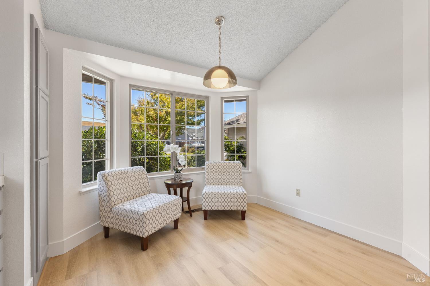 828 Stoneridge Circle Fairfield, CA 94534 - Photo 16 of 37 a living room with furniture and a large window