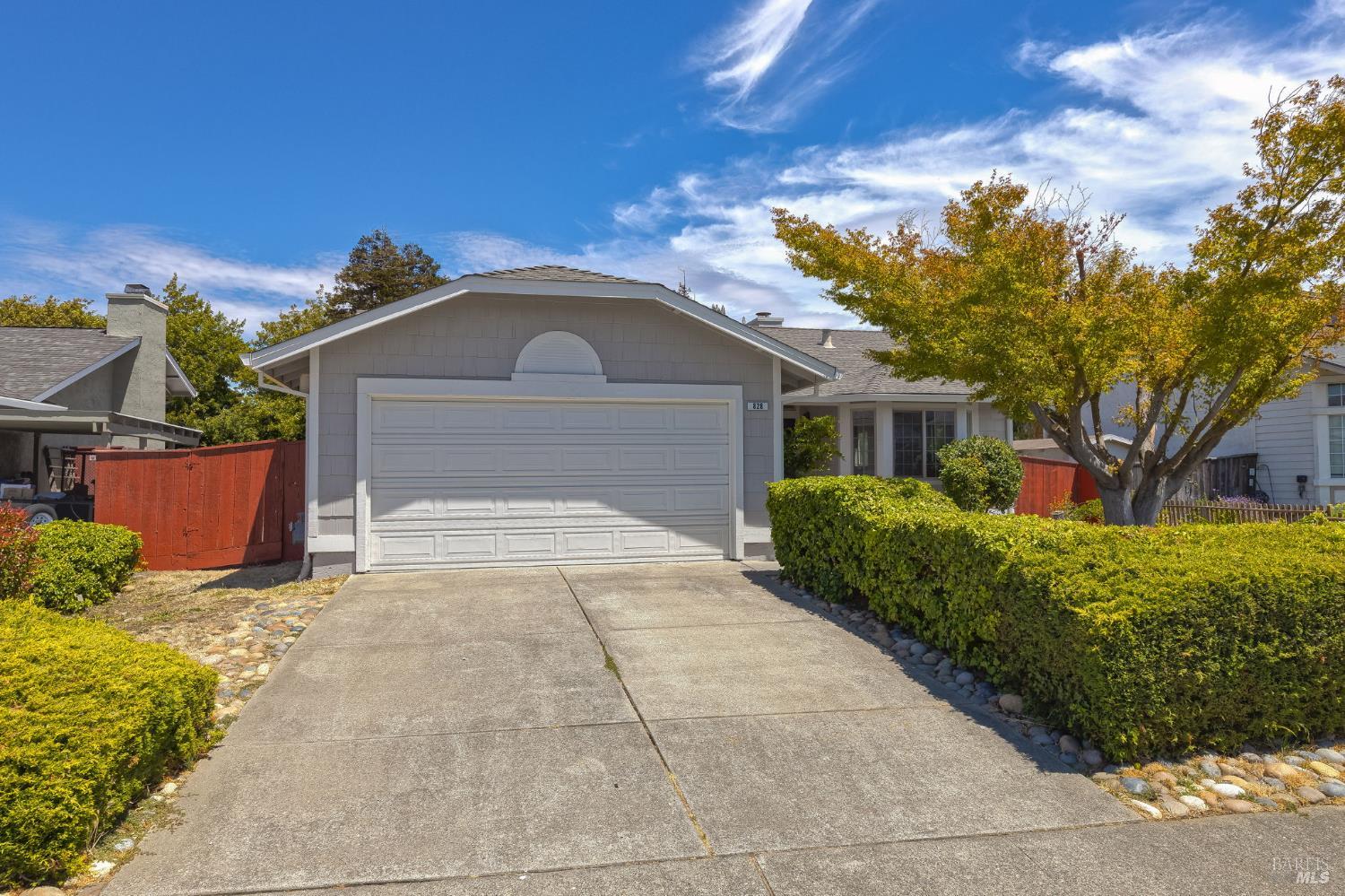 828 Stoneridge Circle Fairfield, CA 94534 - Photo 2 of 37 a front view of a house with garden