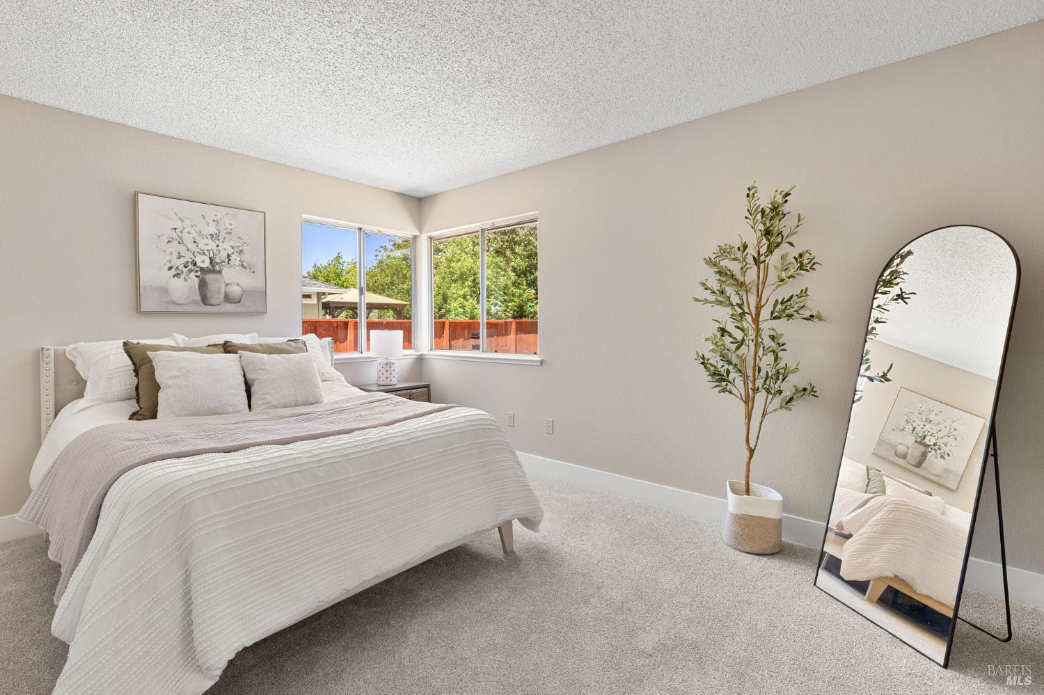 828 Stoneridge Circle Fairfield, CA 94534 - Photo 30 of 37 a spacious bedroom with a bed and a window