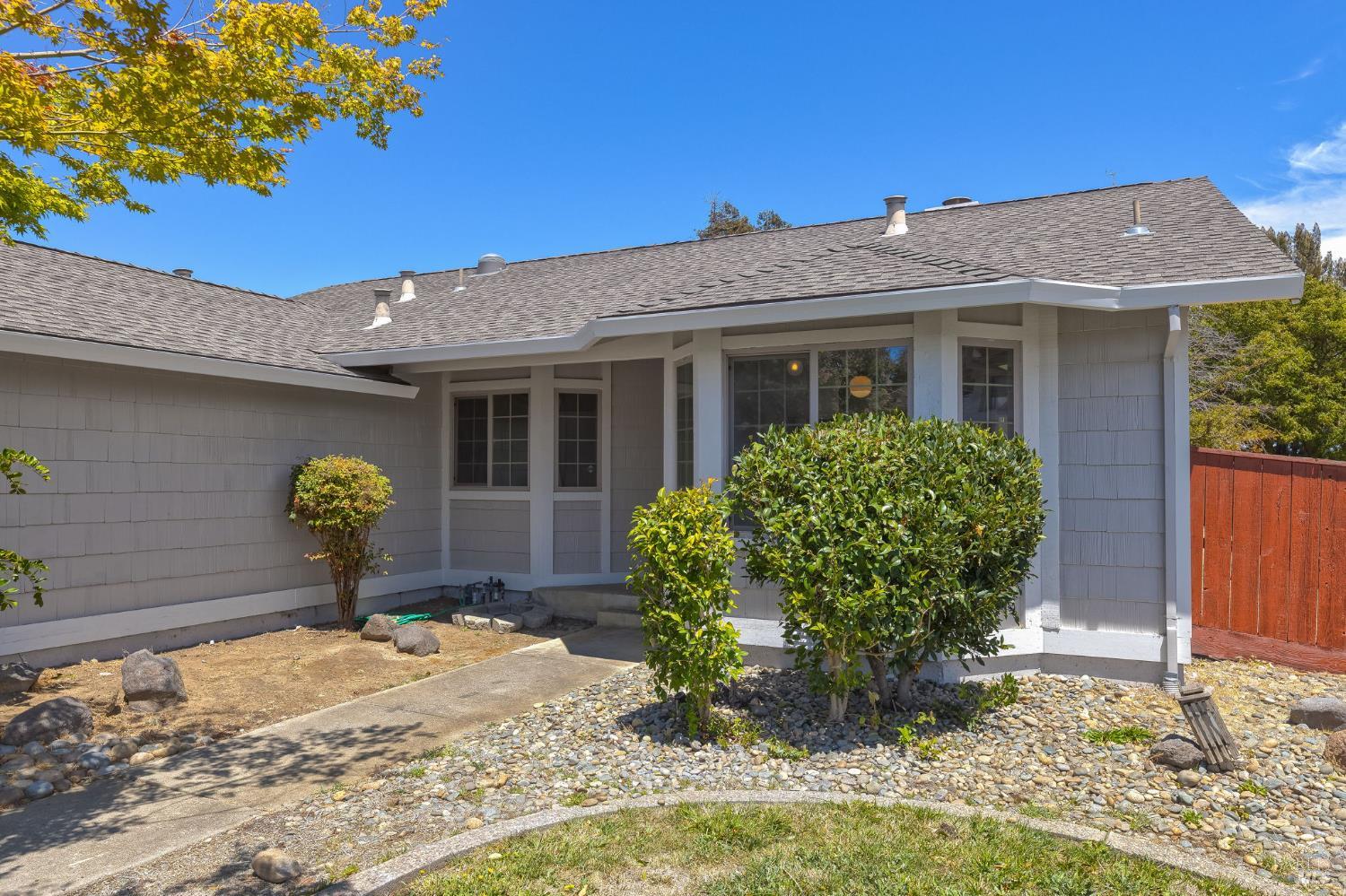 828 Stoneridge Circle Fairfield, CA 94534 - Photo 4 of 37 a front view of a house with garden