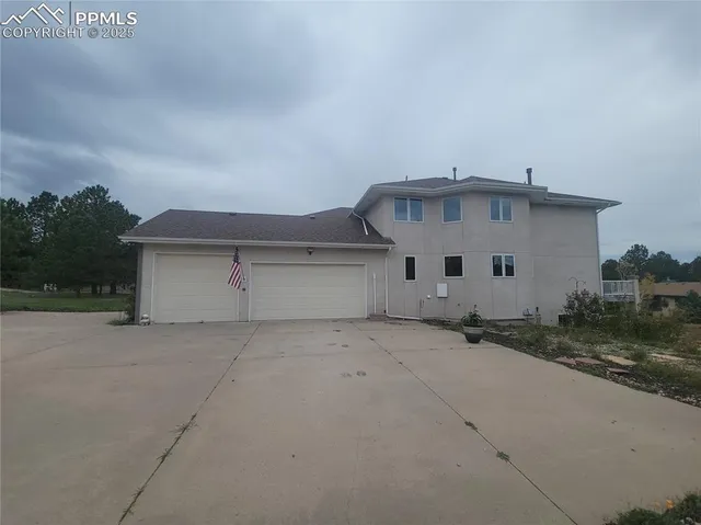 front view of house with a yard