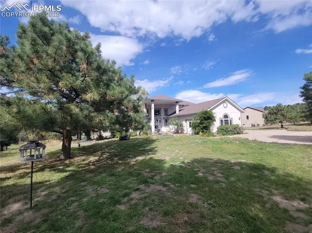 a view of a house with a yard