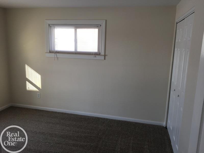 3208 Riverside Drive Port Huron, MI 48060 - Photo 25 of 36 31338210-24.JPG