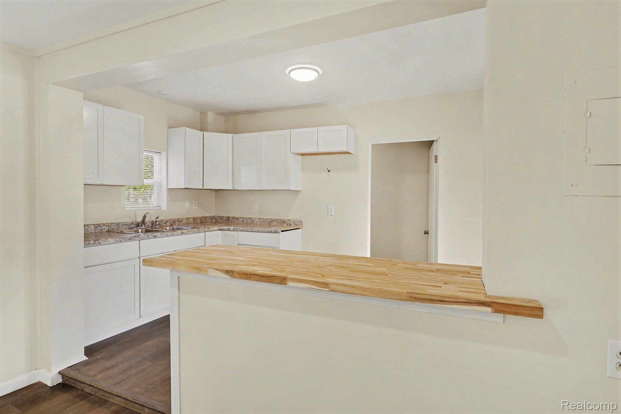 3401 North Center Road Flint, MI 48506 - Photo 6 of 25 006_file_4953.jpg