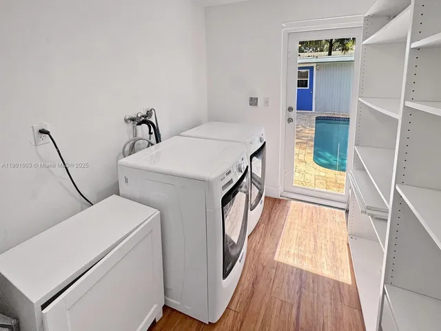 a en suite bathroom with a sink and a mirror