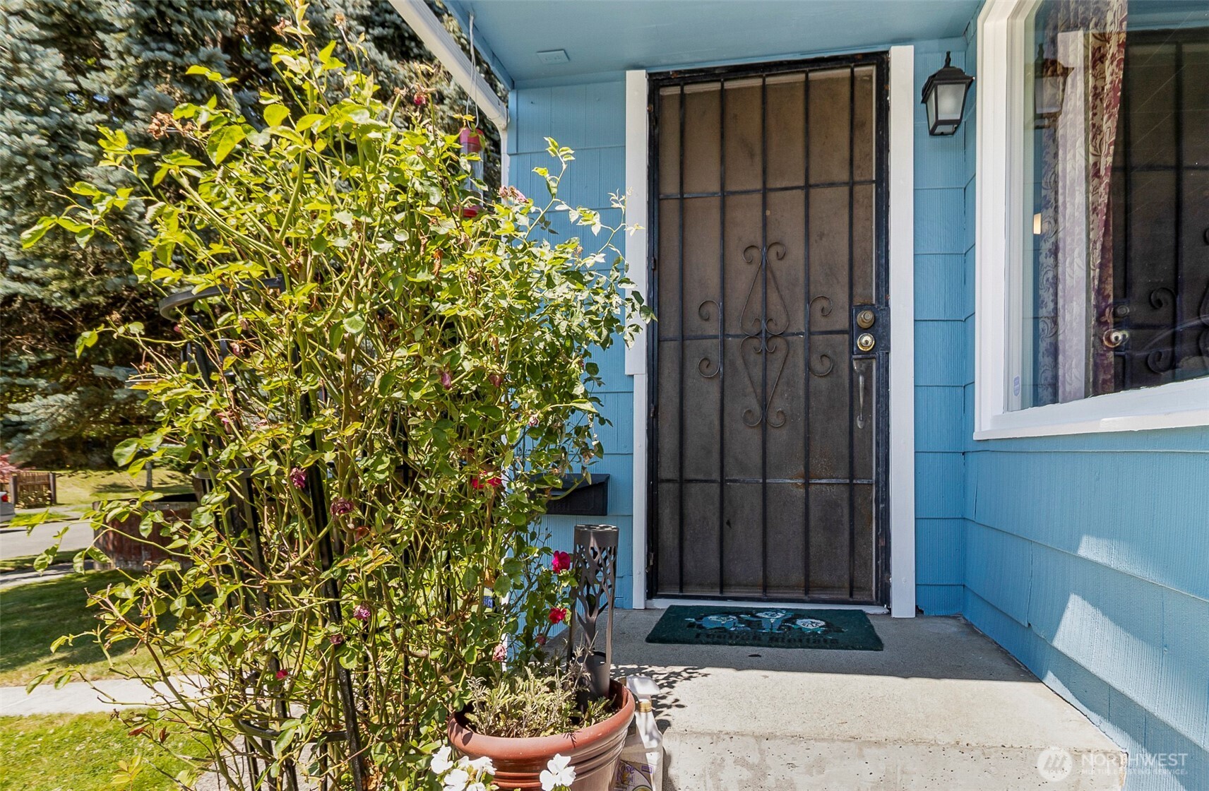 2423 Chestnut Street Everett, WA 98201 - Photo 3 of 40