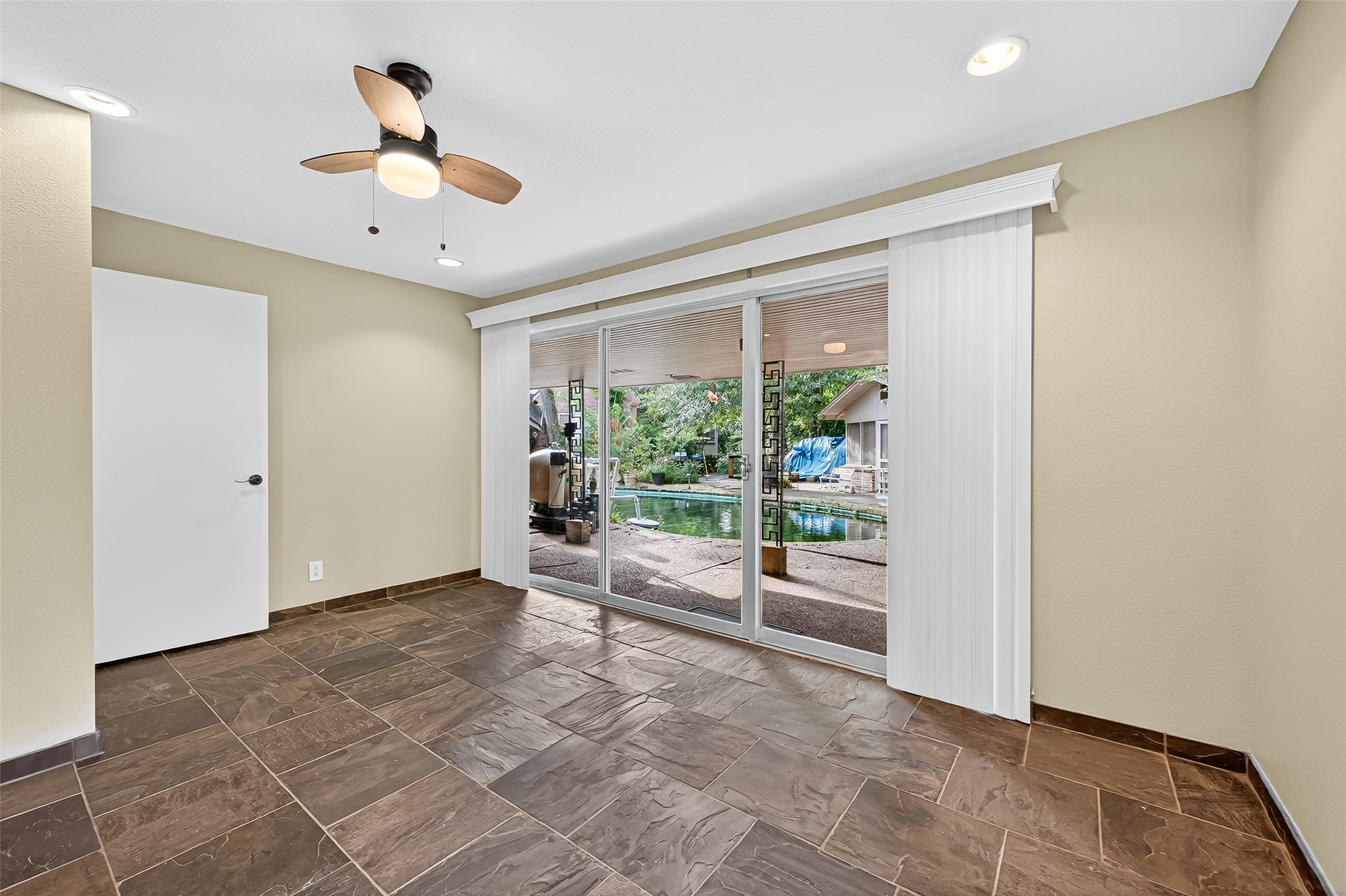 4628 Roseneath Drive, Unit A Houston, TX 77021 - Photo 7 of 21 Bedroom 2: 14.5 x 10 ft