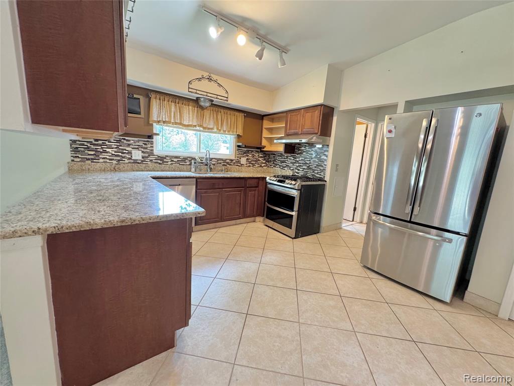 43038 Hanford Road Canton, MI 48187 - Photo 8 of 26