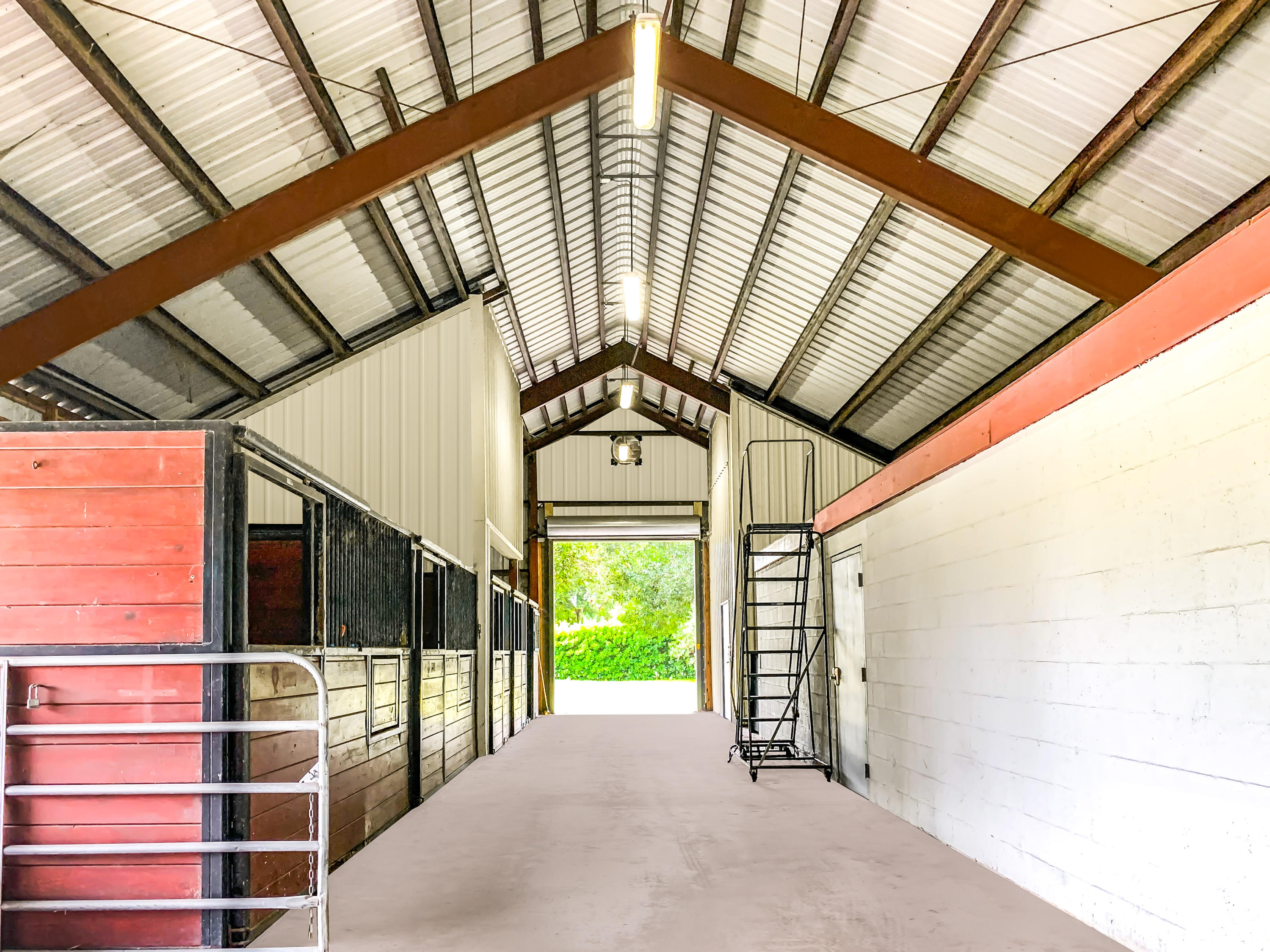 8540 Surrey Lane Boca Raton, FL 33496 - Photo 11 of 40 BARN