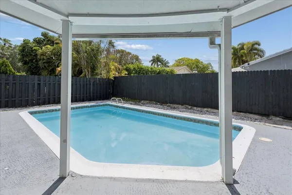 a view of a backyard