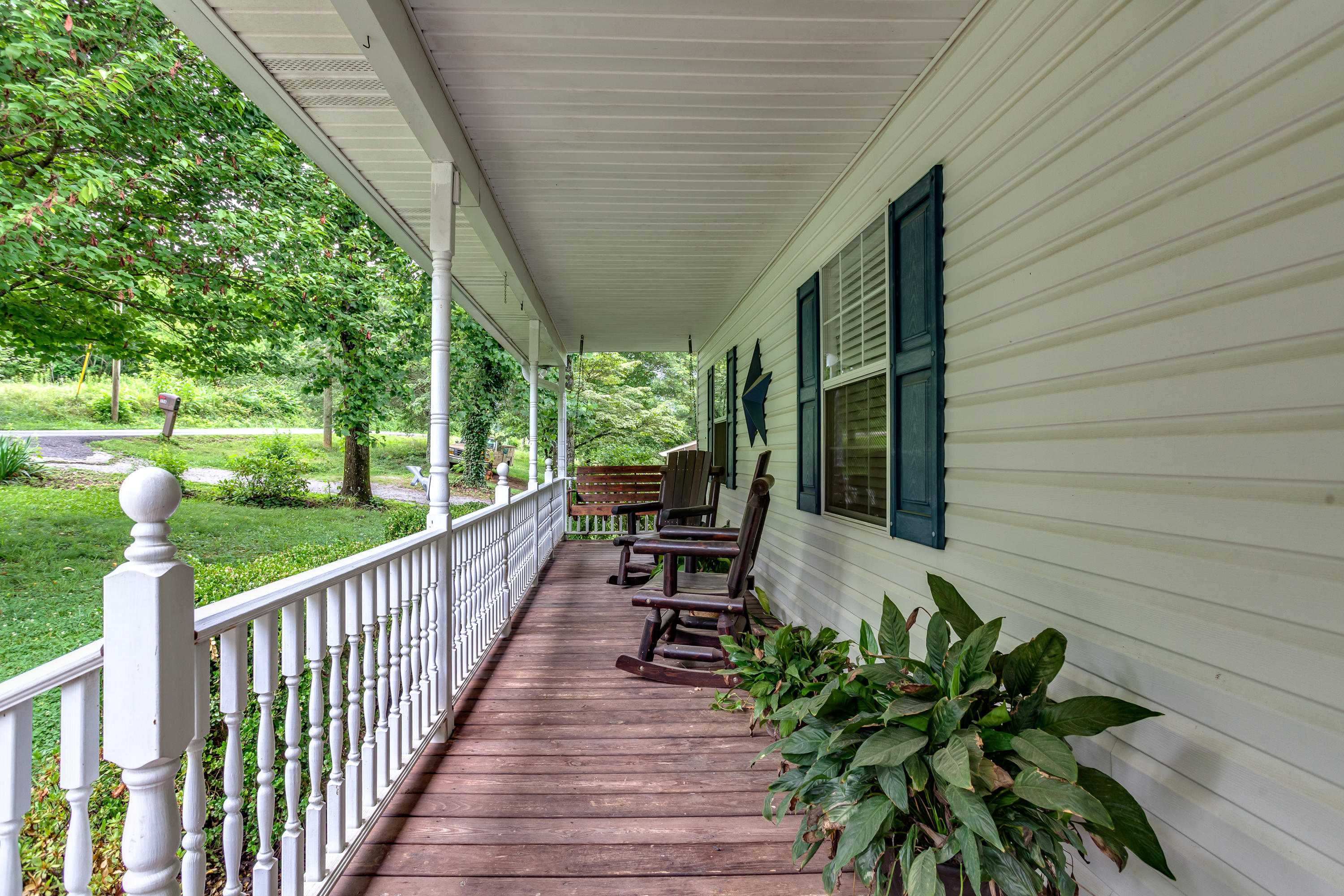 354 Peach Orchard Road Clinton, TN 37716 - Photo 2 of 21 004210610-3-354PeachOrchardRdClintonTN-S