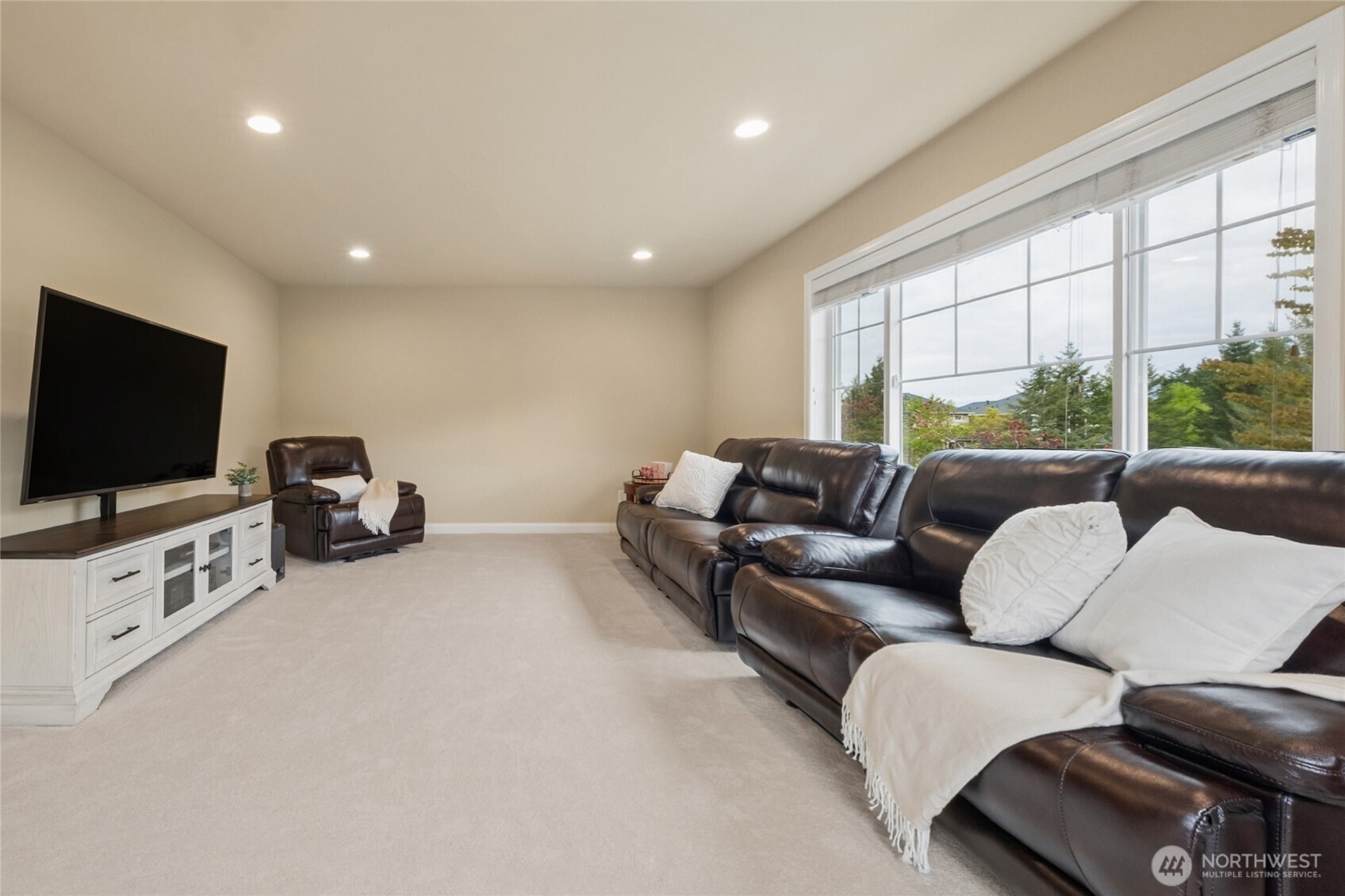 6701 West Crestview Loop Southeast Snoqualmie, WA 98065 - Photo 28 of 40 a living room with furniture and a flat screen tv