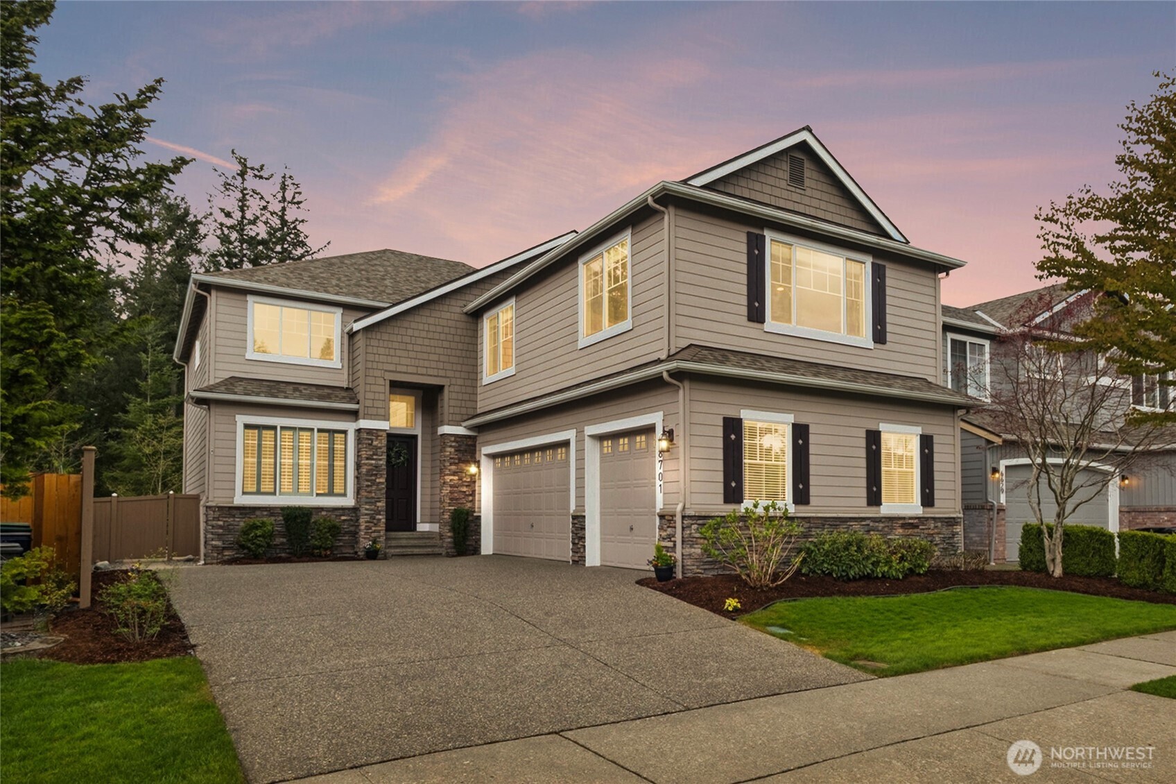 6701 West Crestview Loop Southeast Snoqualmie, WA 98065 - Photo 40 of 40 front view of a house with a yard