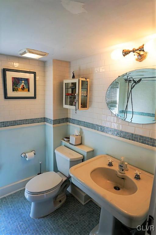 684 Church Road Riegelsville, PA 18077 - Photo 31 of 37 a bathroom with a toilet a sink and mirror