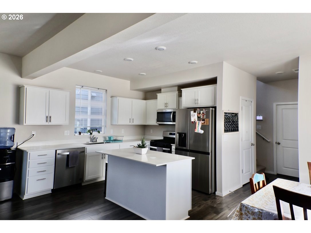 2289 30th Place Springfield, OR 97477 - Photo 2 of 14 Kitchen