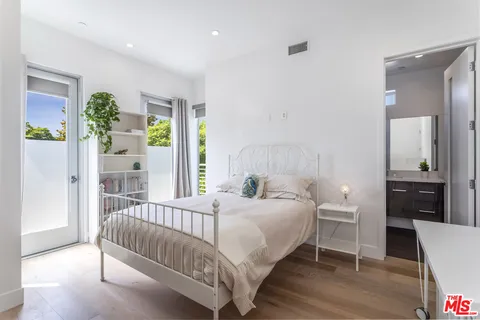 $4,195,000 | 3728 South Barrington Avenue, Los Angeles, CA 90066