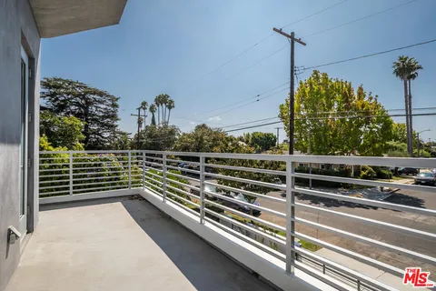 $4,195,000 | 3728 South Barrington Avenue, Los Angeles, CA 90066
