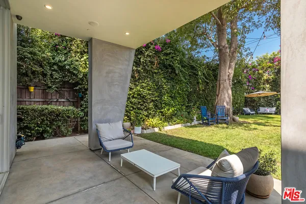 a view of a back yard