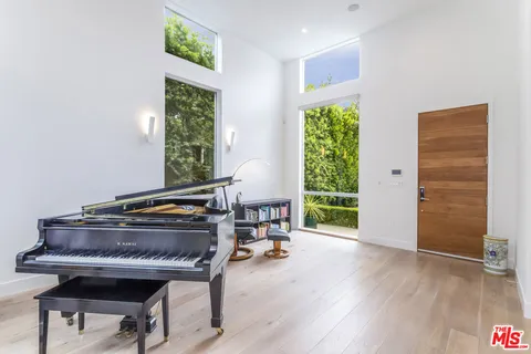 $4,195,000 | 3728 South Barrington Avenue, Los Angeles, CA 90066