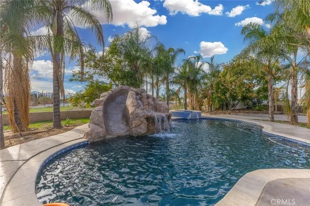 a view of a pathway with a yard