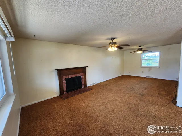 a view of empty room with window