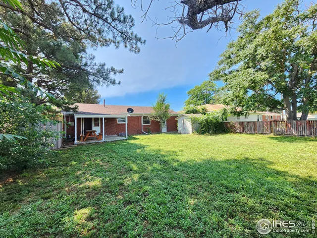 a view of a house with backyard and garden