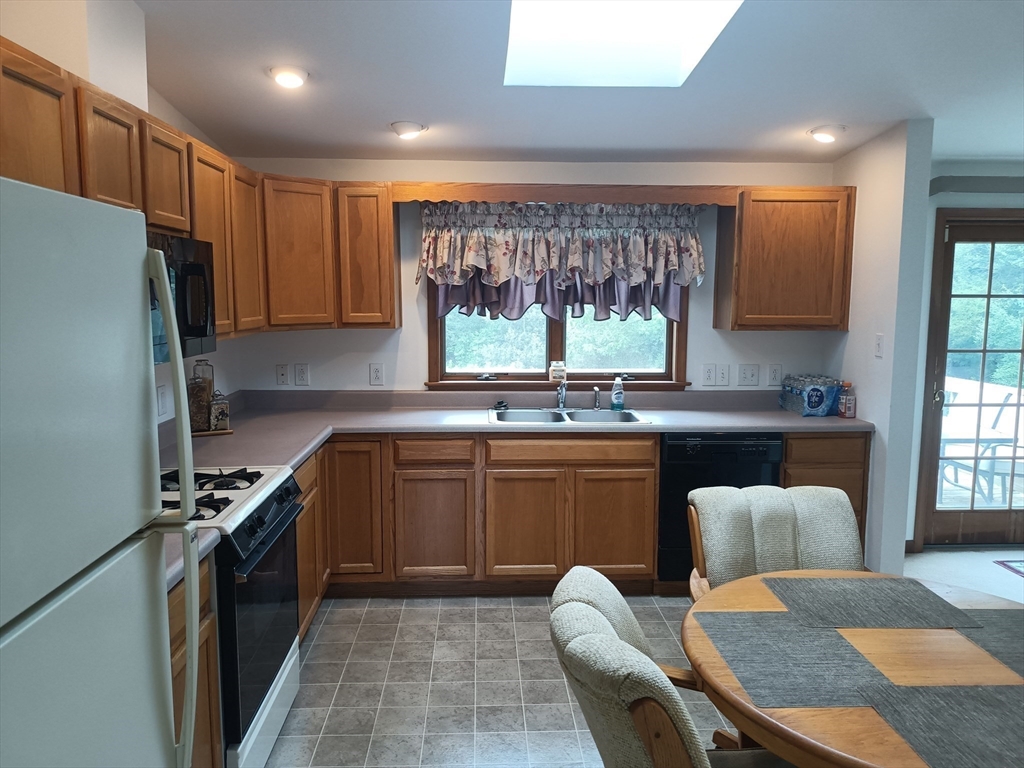 39 Lane Farm Road Dartmouth, MA 02747 - Photo 7 of 38 Gallery Image 7