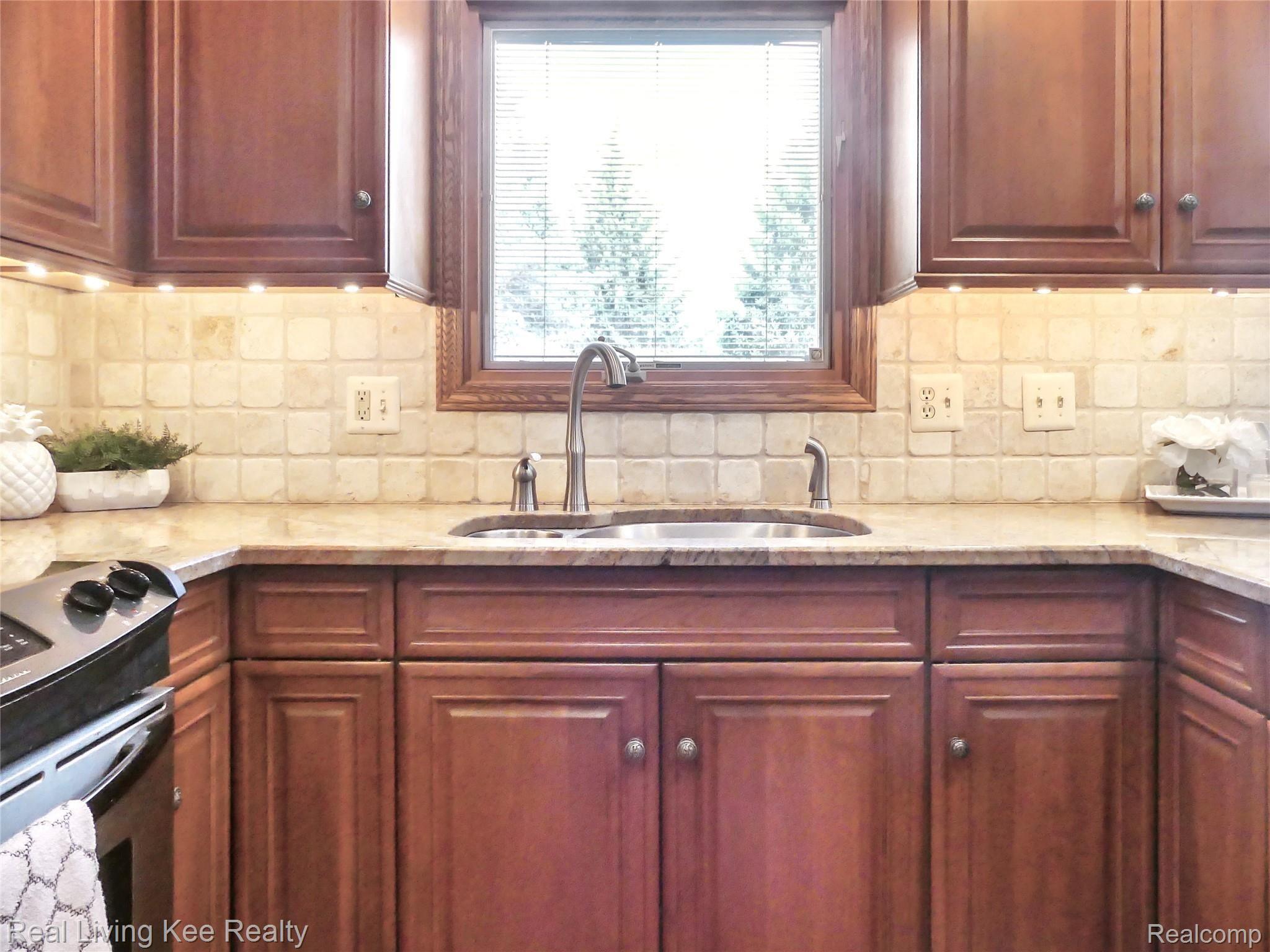 67 Cedarwald Drive Rochester, MI 48306 - Photo 21 of 49 Granite counters with cherry cabinetry