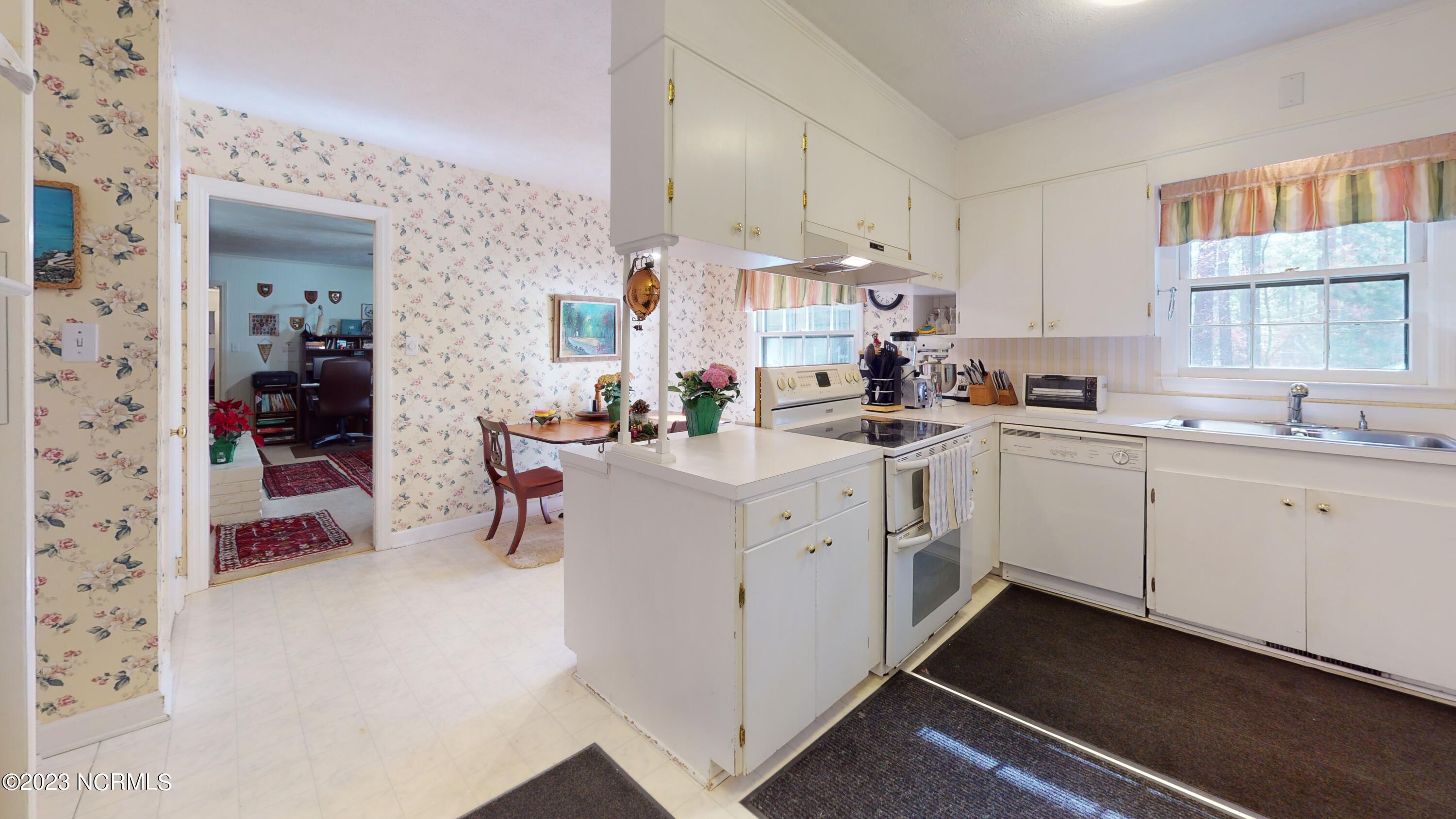 255 Cliff Road Southern Pines, NC 28387 - Photo 16 of 68 Kitchen