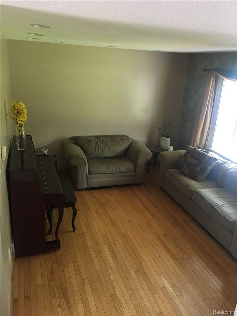 3502 Lahring Road Linden, MI 48451 - Photo 5 of 30 5.JPG