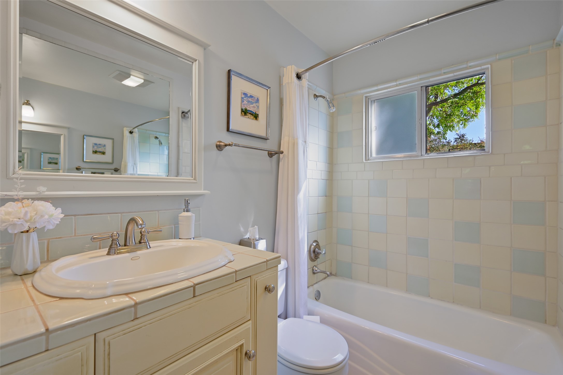 1929 San Ildefonso Road Santa Fe, NM 87505 - Photo 17 of 42 Full Bathroom off hallway